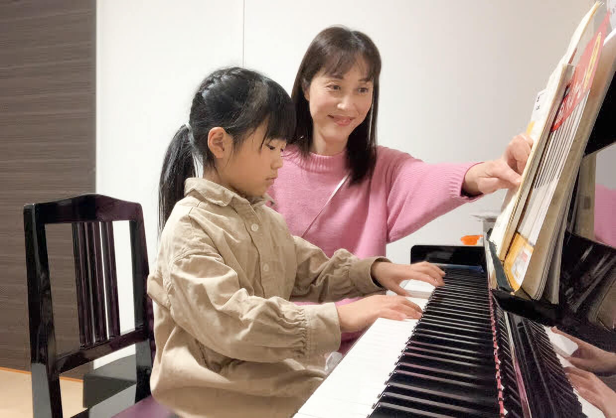 講師とピアノを弾く生徒